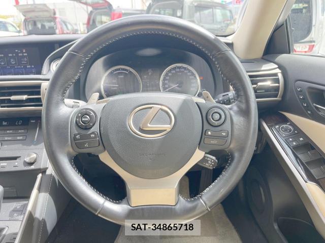 Lexus IS 2016-03 8728434-10