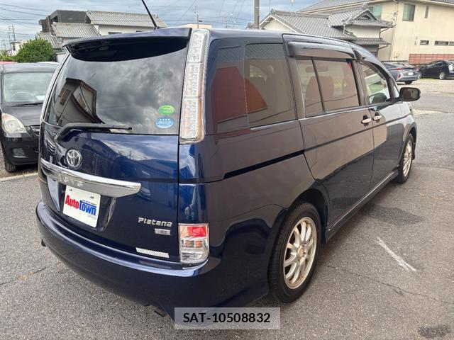 Toyota ISIS 2013-03 8725842-1