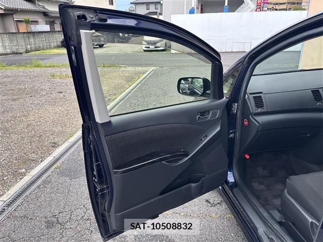 Toyota ISIS 2013-03 8725842-10
