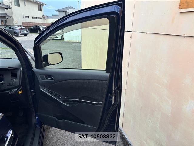 Toyota ISIS 2013-03 8725842-11