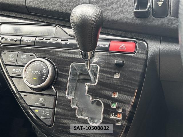 Toyota ISIS 2013-03 8725842-13