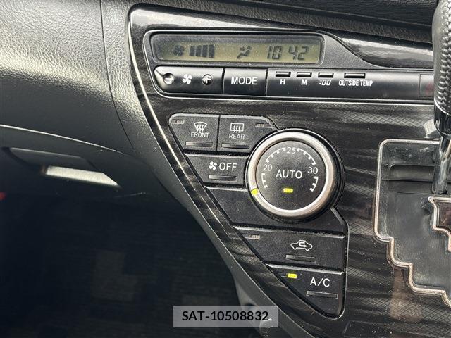 Toyota ISIS 2013-03 8725842-14