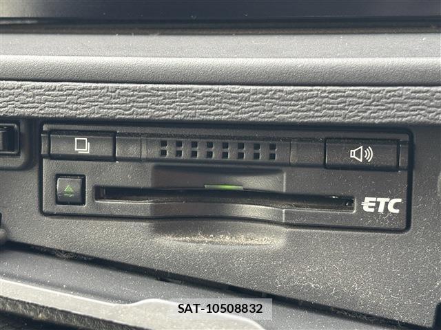 Toyota ISIS 2013-03 8725842-15