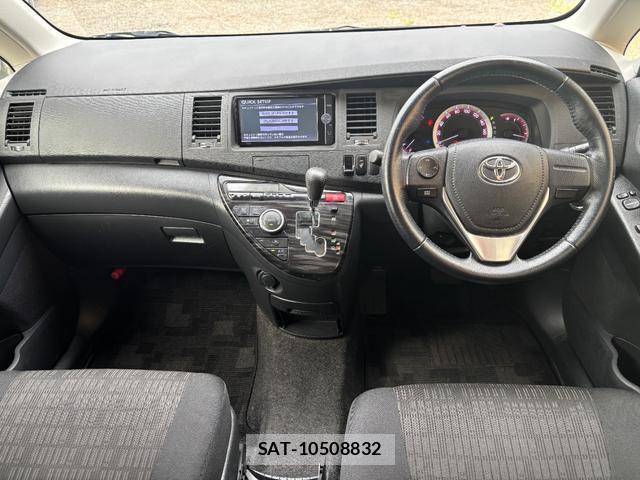 Toyota ISIS 2013-03 8725842-2
