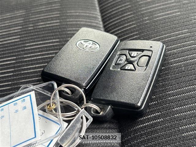 Toyota ISIS 2013-03 8725842-7