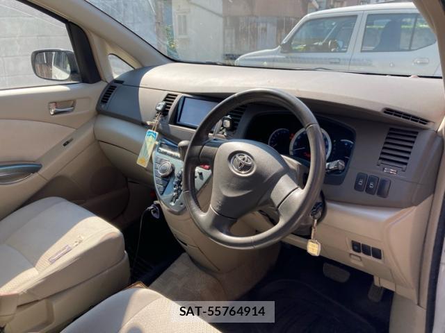 Toyota ISIS 2009-01 8727359-12