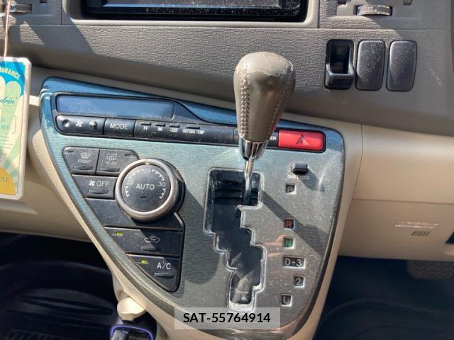 Toyota ISIS 2009-01 8727359-17