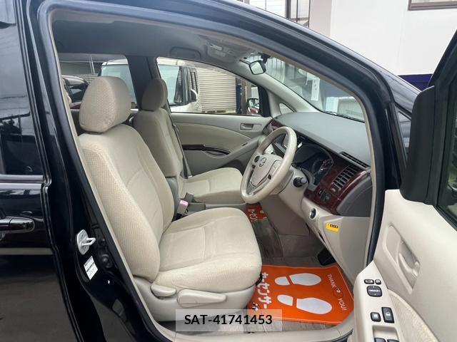 Toyota ISIS 2013-10 8728591-10