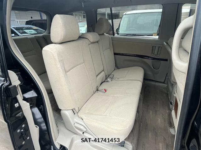 Toyota ISIS 2013-10 8728591-11