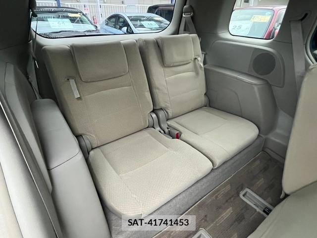 Toyota ISIS 2013-10 8728591-12