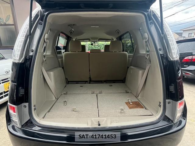 Toyota ISIS 2013-10 8728591-14