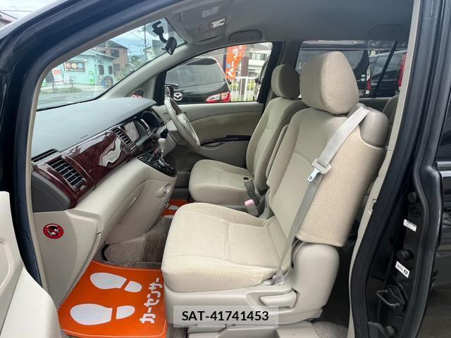 Toyota ISIS 2013-10 8728591-15