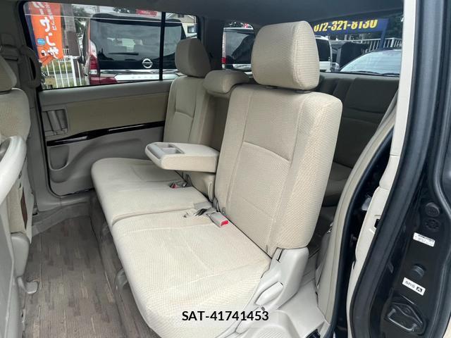 Toyota ISIS 2013-10 8728591-16