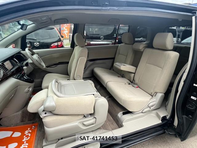 Toyota ISIS 2013-10 8728591-18