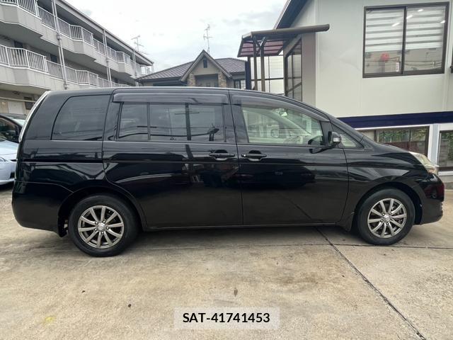Toyota ISIS 2013-10 8728591-3