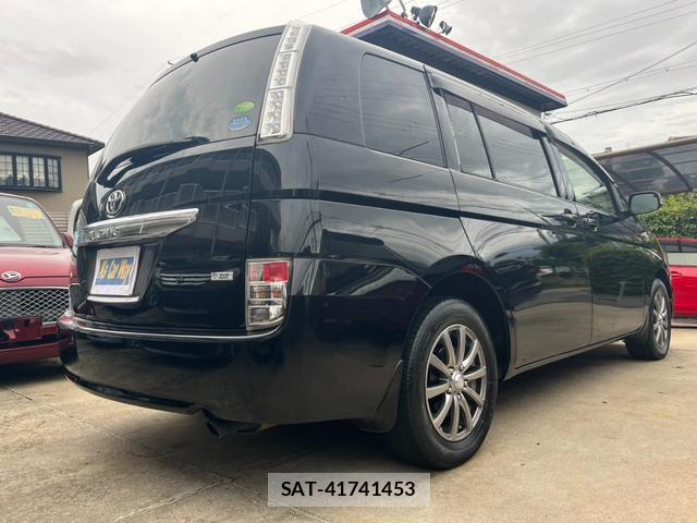 Toyota ISIS 2013-10 8728591-7