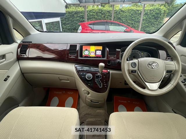 Toyota ISIS 2013-10 8728591-8