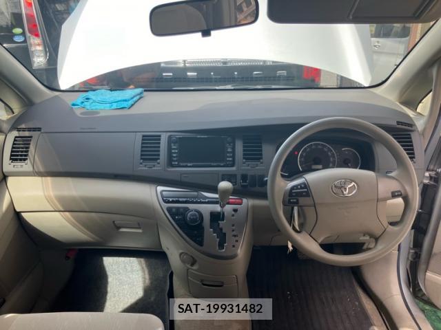 Toyota ISIS 2008-05 8730928-10