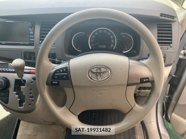 Toyota ISIS 2008-05 8730928-14
