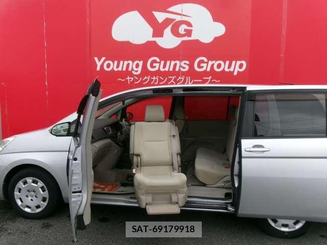 Toyota ISIS 2014-04 8731443-10