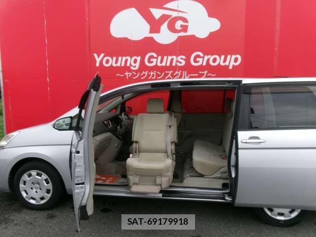 Toyota ISIS 2014-04 8731443-11