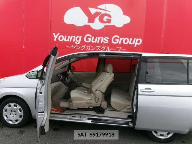 Toyota ISIS 2014-04 8731443-12