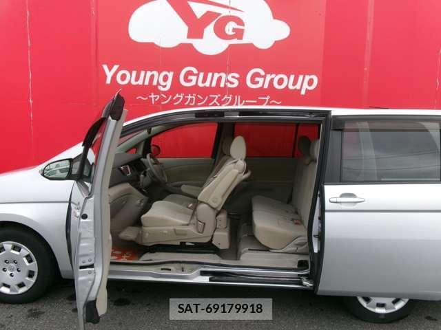 Toyota ISIS 2014-04 8731443-13