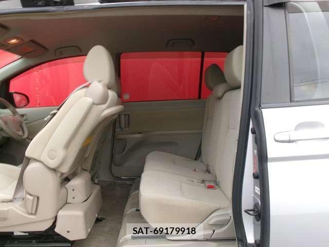 Toyota ISIS 2014-04 8731443-14