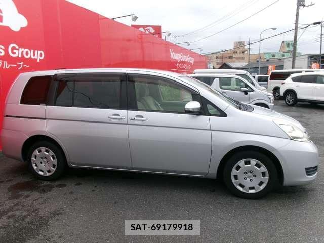 Toyota ISIS 2014-04 8731443-18