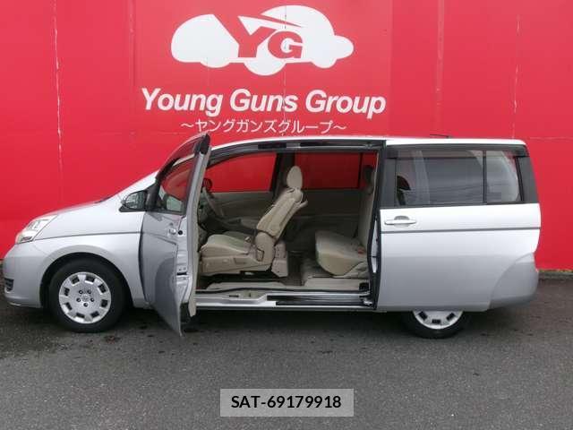 Toyota ISIS 2014-04 8731443-2