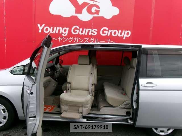 Toyota ISIS 2014-04 8731443-3