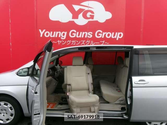 Toyota ISIS 2014-04 8731443-4