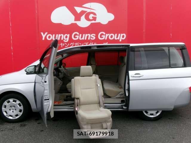Toyota ISIS 2014-04 8731443-6
