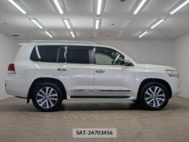 Toyota LAND CRUISER 2016-06 8725999-17
