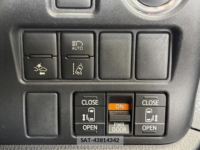 Toyota NOAH 2017-05 8726431-6