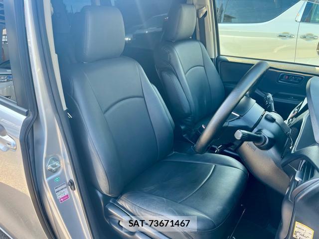 Toyota NOAH 2017-08 8726850-11