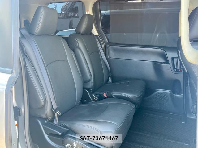 Toyota NOAH 2017-08 8726850-12