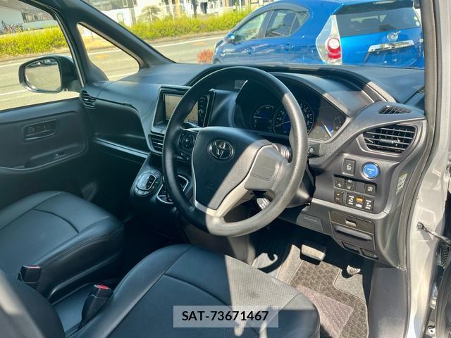 Toyota NOAH 2017-08 8726850-19