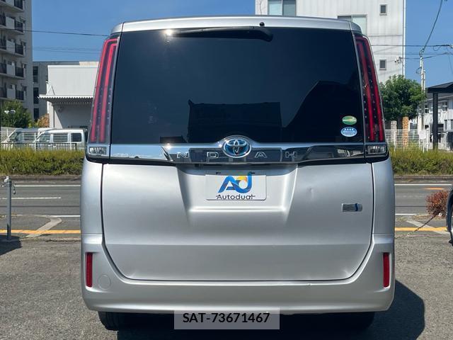 Toyota NOAH 2017-08 8726850-3