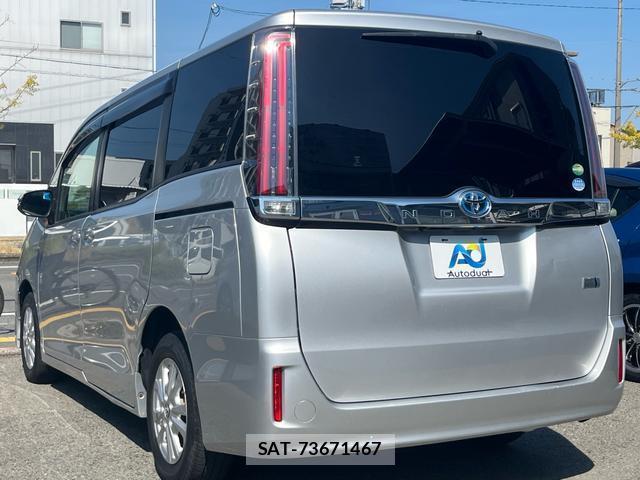 Toyota NOAH 2017-08 8726850-4