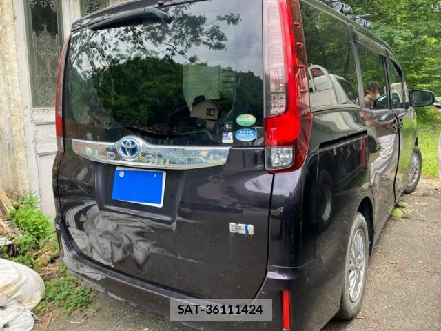 Toyota NOAH 2015-11 8727206-1