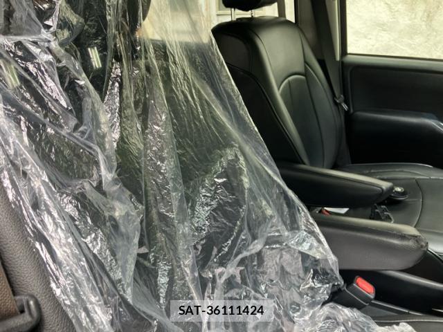 Toyota NOAH 2015-11 8727206-3