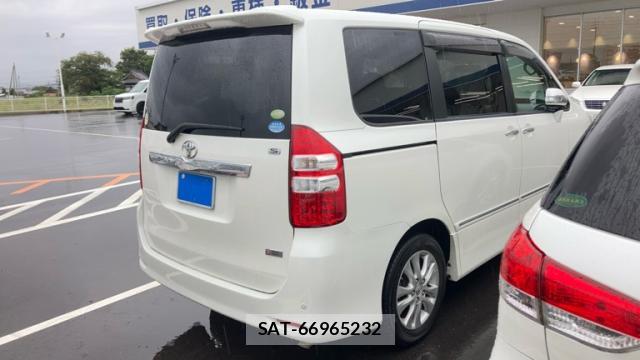 Toyota NOAH 2010-10 8727218-3
