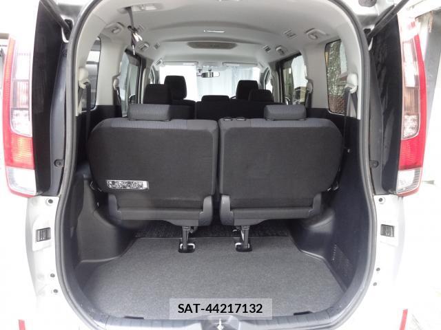 Toyota NOAH 2014-06 8728489-11
