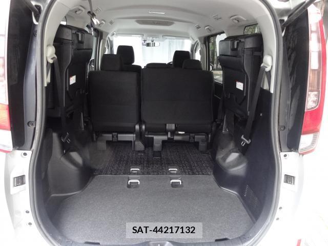 Toyota NOAH 2014-06 8728489-13