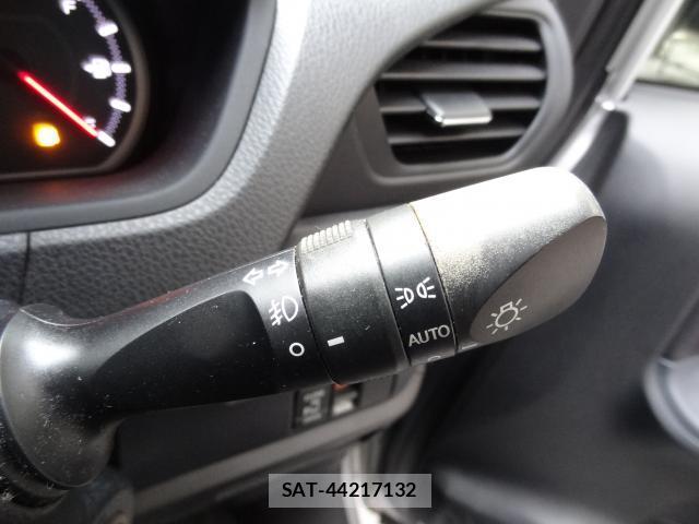 Toyota NOAH 2014-06 8728489-16