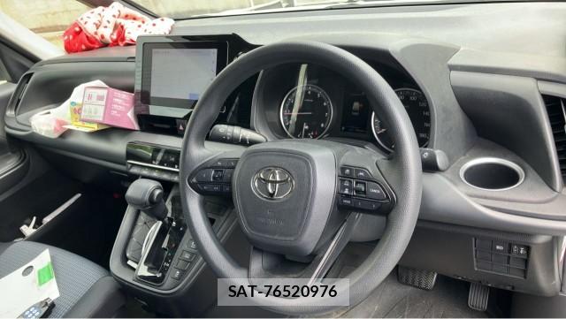 Toyota NOAH 2022-03 8729571-2