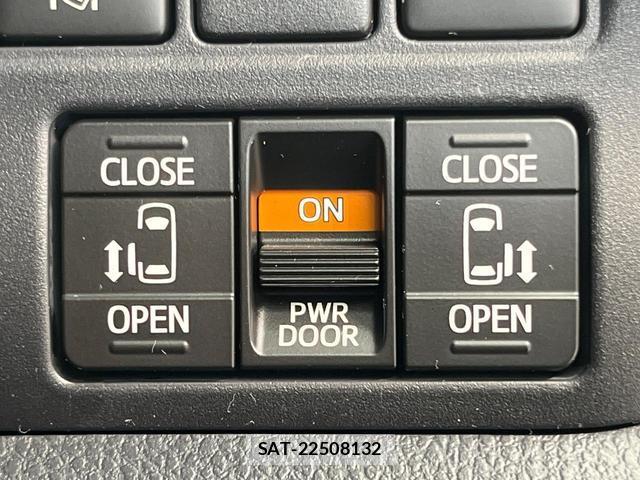Toyota NOAH 2017-08 8730837-4