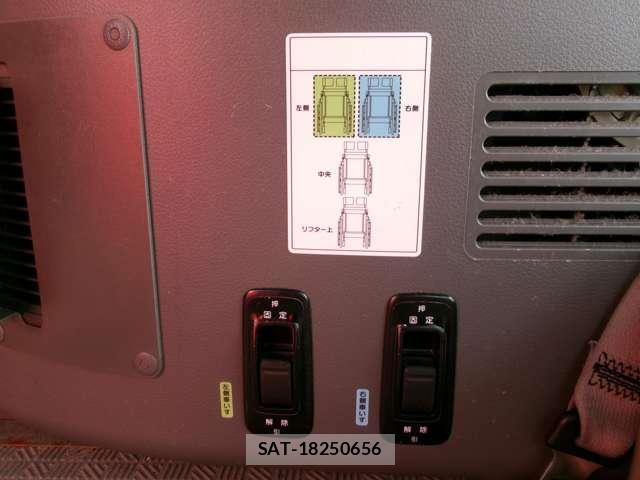 Nissan NV350 Caravan 2015-08 8731458-10