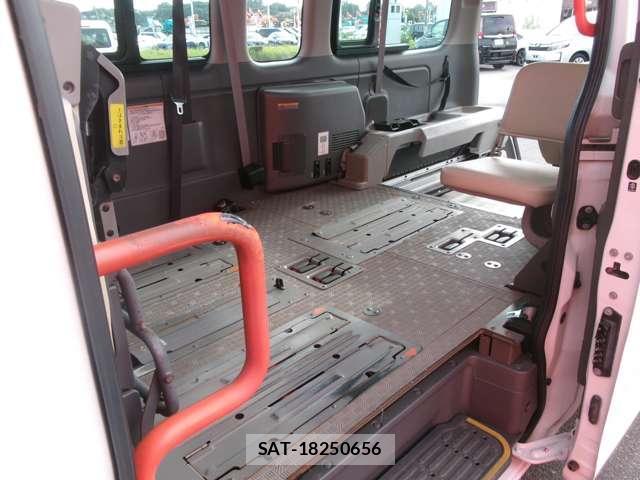 Nissan NV350 Caravan 2015-08 8731458-11